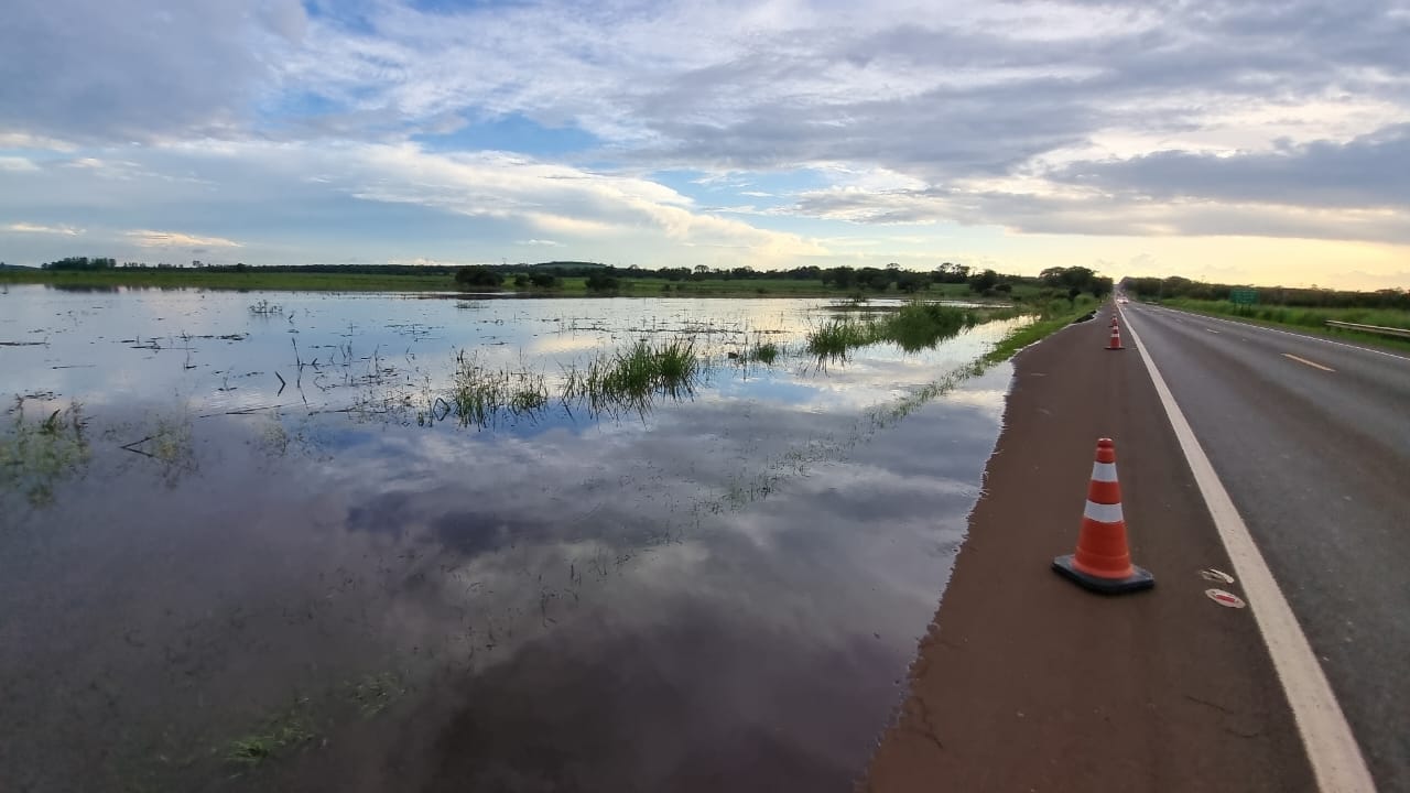 Foto 7 de 10 — URGENTE: SP-255 é interditada entre Araraquara e Boa Esperança do Sul